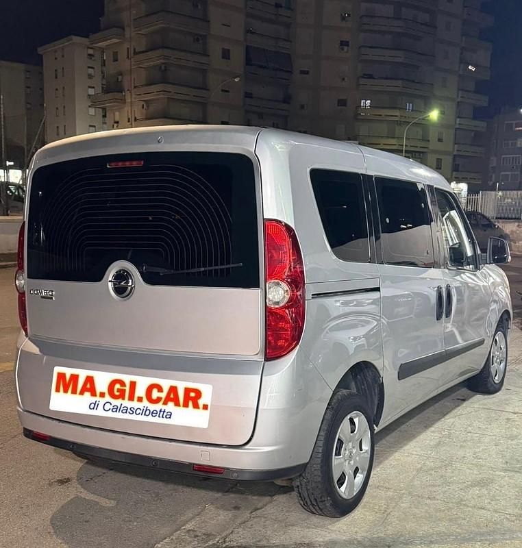 Usata Opel Combo 105 CV (77 kW) 2012 Argento Monovolume