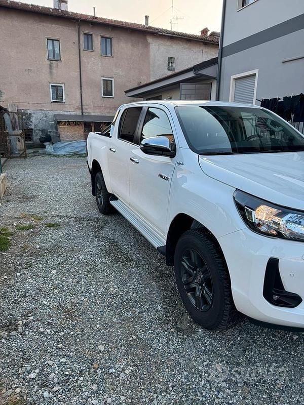 Usata Toyota HiLux 150 CV (110 kW) 2024 Bianco Pick-up