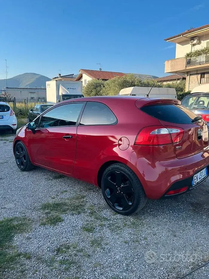 Käytetty Kia Rio 85 HP (62 kW) 2012 Punainen Sedan