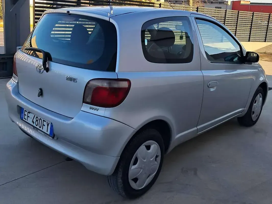 Usata Toyota Yaris 68 CV (50 kW) 2002 Argento Berlina