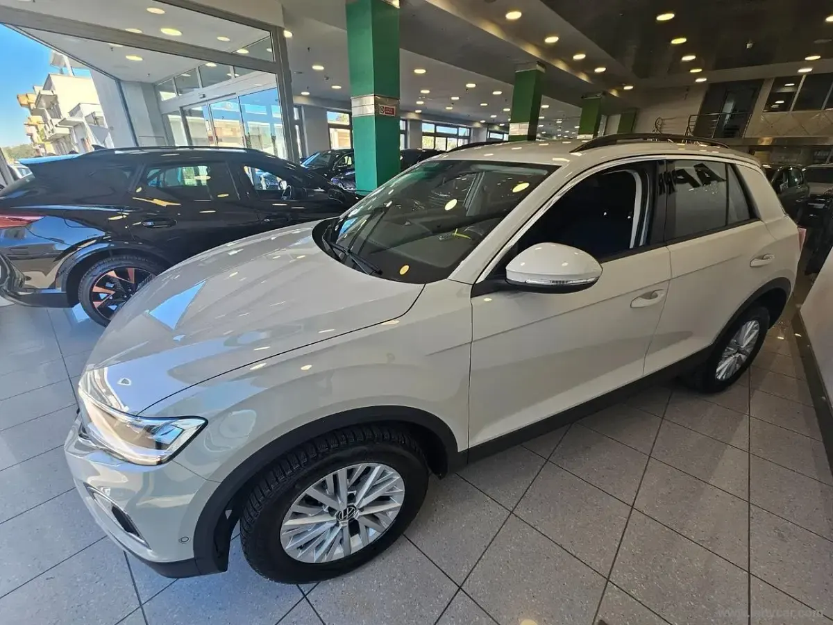 Usata VW T-Roc Life 116 CV (85 kW) 2023 Beige SUV