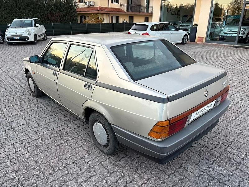 Usata Alfa Romeo 75 110 CV (80 kW) 1988 Grigio Berlina