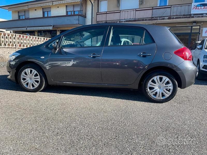 Usata Toyota Auris 90 CV (66 kW) 2007 Grigio Utilitaria