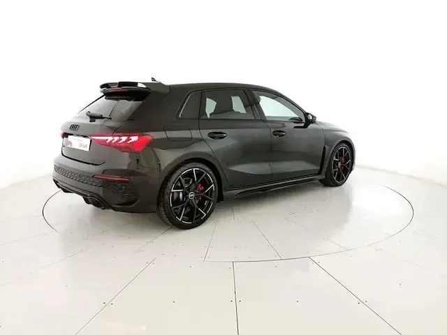 Usata Audi RS3 Sportback Comfort 400 CV (294 kW) 2023 Nero mythos metallizzato Utilitaria