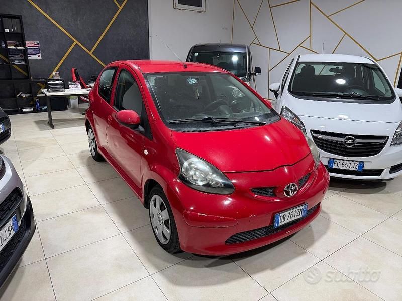 Usata Toyota Aygo 67 CV (49 kW) 2007 Rosso Utilitaria