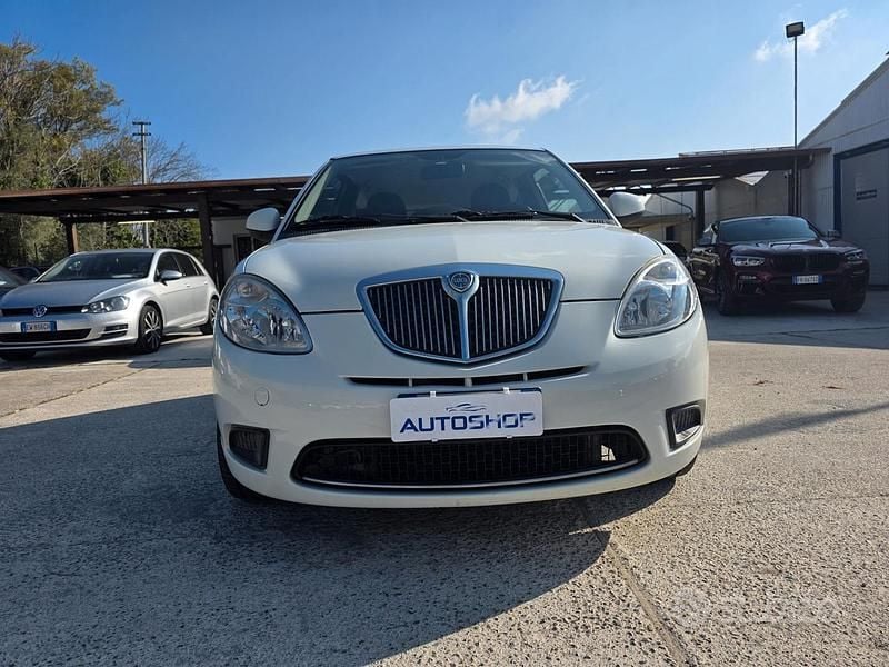 Usata Lancia Ypsilon 69 CV (50 kW) 2011 Bianco Utilitaria
