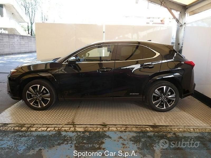 Usata Lexus UX Luxury Line 184 CV (135 kW) 2021 Nero SUV