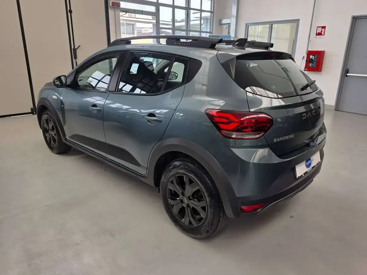 Usata Dacia Sandero Extreme 101 CV (74 kW) 2025 Verde oxide Berlina