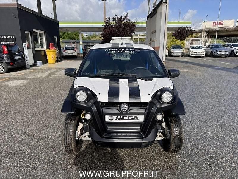 Nuova Aixam e-Scouty 2026 Bianco / tetto nero Utilitaria