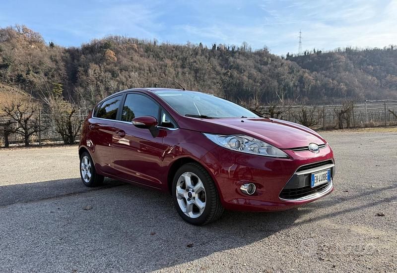 Usata Ford Fiesta Titanium 70 CV (51 kW) 2011 Viola Utilitaria