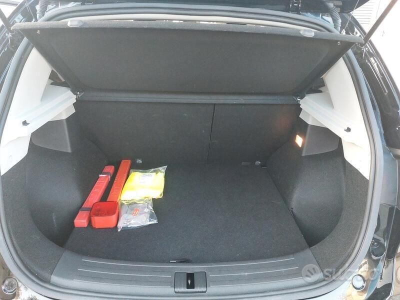 Usata MG ZS 106 CV (77 kW) 2023 Nero Berlina