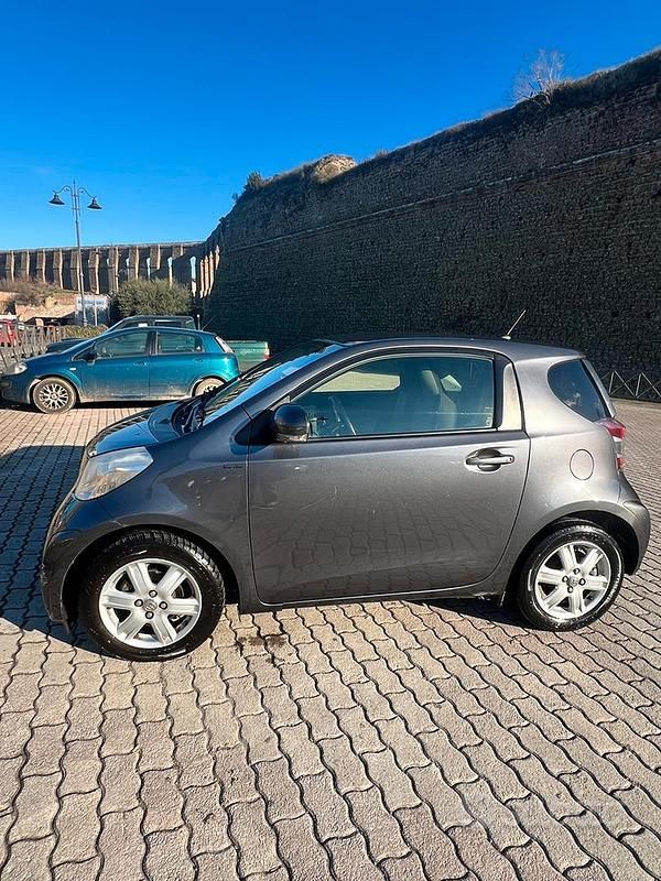 Gebraucht Toyota iQ 68 PS (50 kW) 2012 Grau Kleinwagen