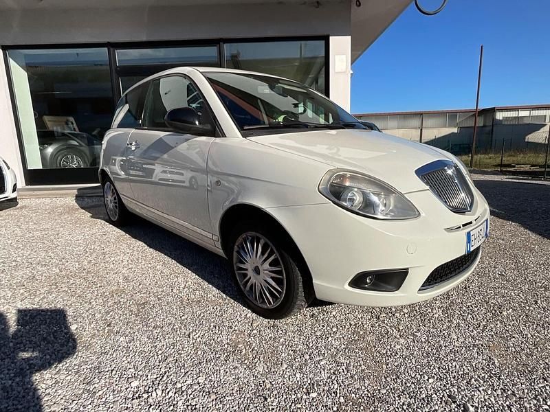 Usata Lancia Ypsilon 69 CV (50 kW) 2011 Bianco Utilitaria