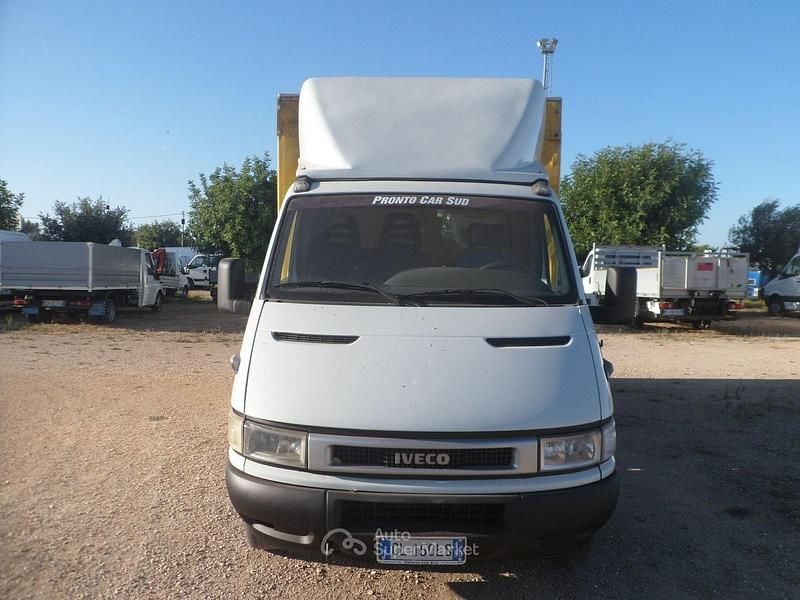 Usata Iveco 35.12 120 CV (88 kW) 2004 Bianco Furgone