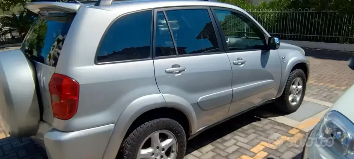 Usata Toyota RAV4 128 CV (94 kW) 2003 Grigio SUV