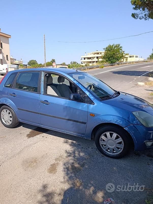 Blu Usata 2002 Ford Fiesta Due volumi | 1000 € - Immagine 1/4