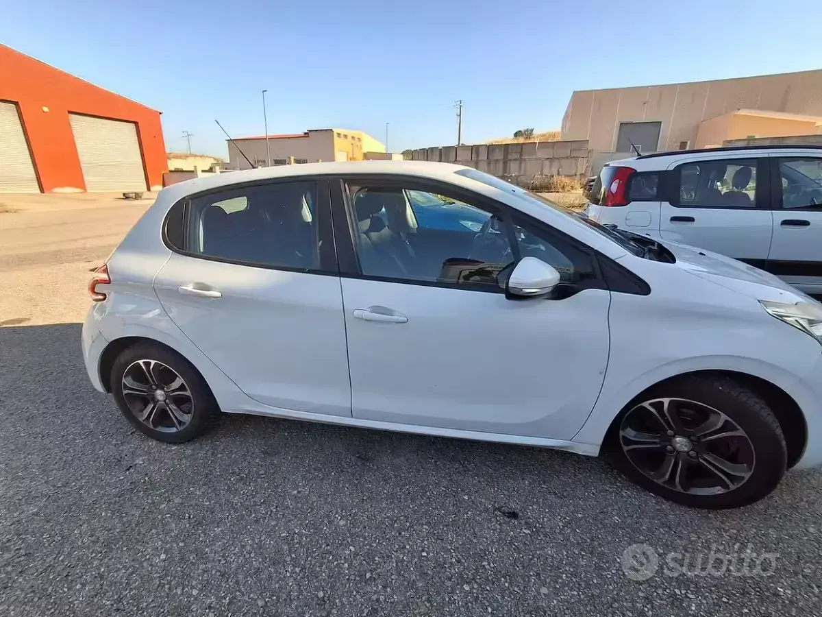 Usata Peugeot 208 Active 82 CV (60 kW) 2014 Bianco Utilitaria