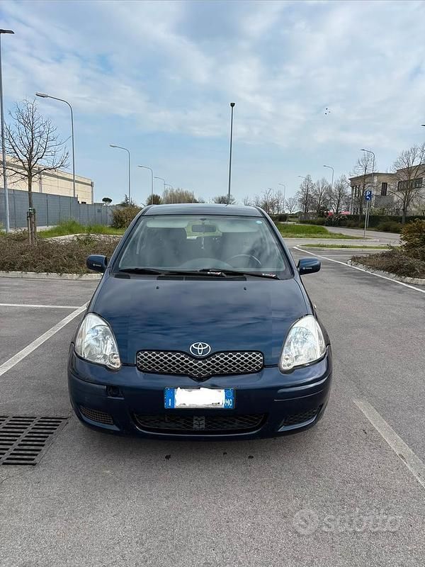 Usata Toyota Yaris 65 CV (47 kW) 2003 Blu Berlina