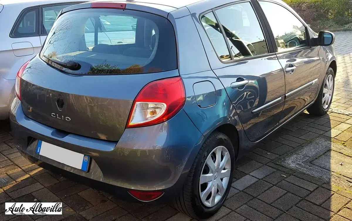 Usata Renault Clio III Dynamique 75 CV (55 kW) 2010 Grigio Berlina