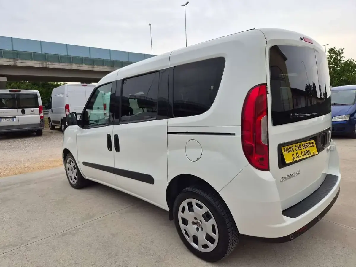 Usata Fiat Doblò Lounge 120 CV (88 kW) 2021 Bianco Monovolume