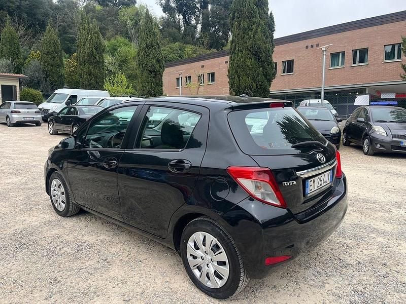 Usata Toyota Yaris 69 CV (50 kW) 2012 Nero Utilitaria