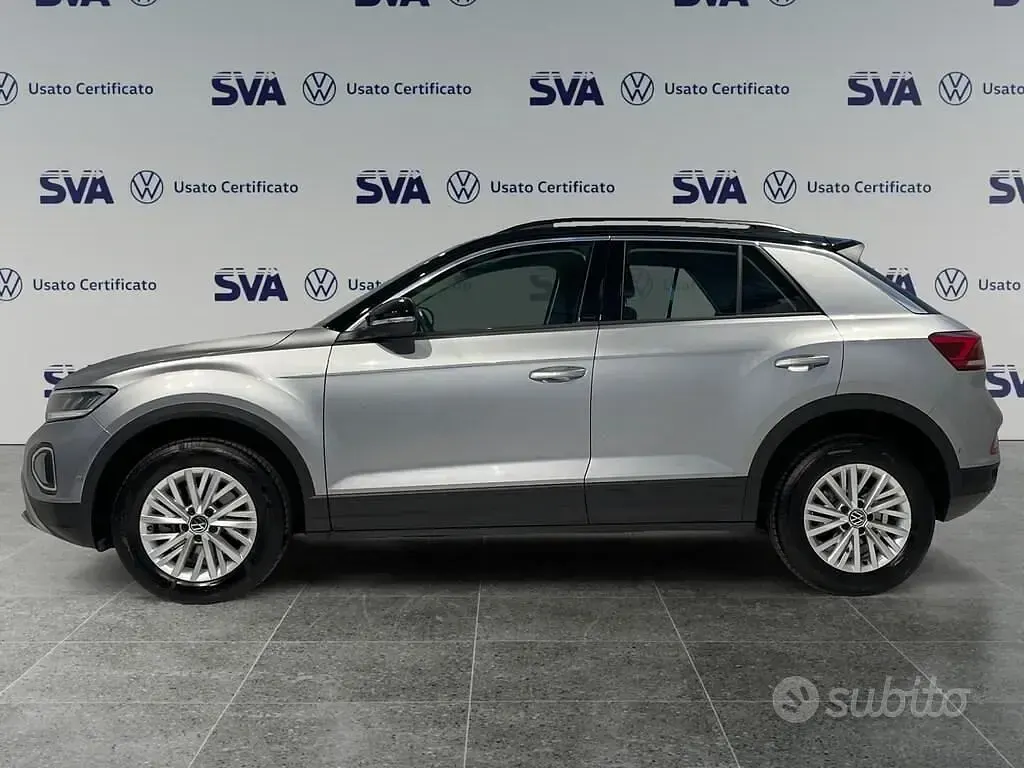 Usata VW T-Roc Life 150 CV (110 kW) 2024 Pyrit silver / tetto nero SUV