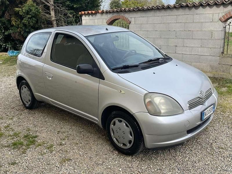 Usata Toyota Yaris Sol 68 CV (50 kW) 2001 Argento Berlina