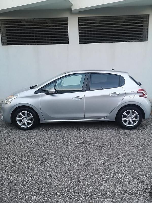 Usata Peugeot 208 82 CV (60 kW) 2012 Grigio Utilitaria