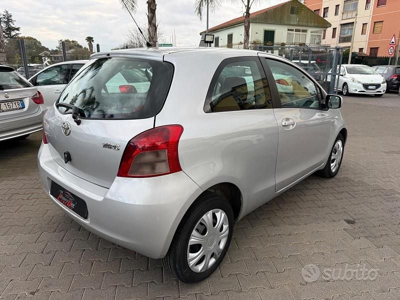 Usata Toyota Yaris Sol 90 CV (66 kW) 2009 Grigio Utilitaria