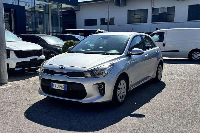 Usado Kia Rio Active 84 HP (61 kW) 2018 Cinzento Sedan