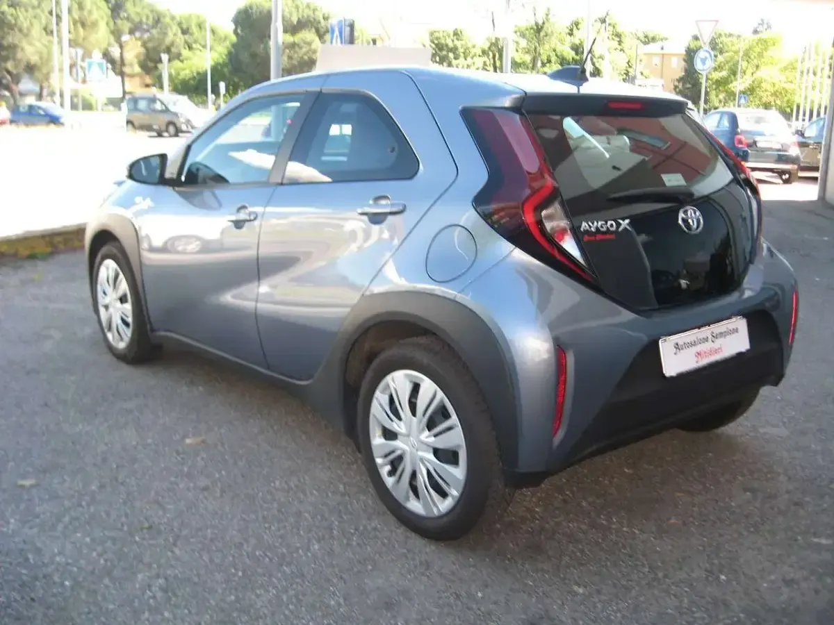 Usata Toyota Aygo X Active 72 CV (52 kW) 2025 Persian salt e tetto nero SUV