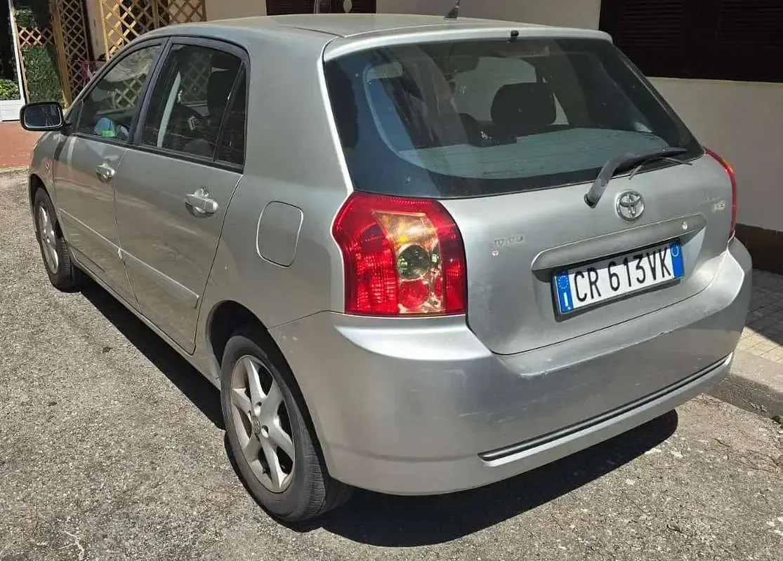 Usata Toyota Corolla 90 CV (66 kW) 2004 Argento Berlina