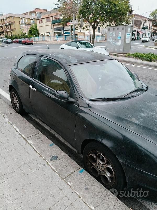 Usata Alfa Romeo 147 115 CV (84 kW) 2001 Nero Utilitaria