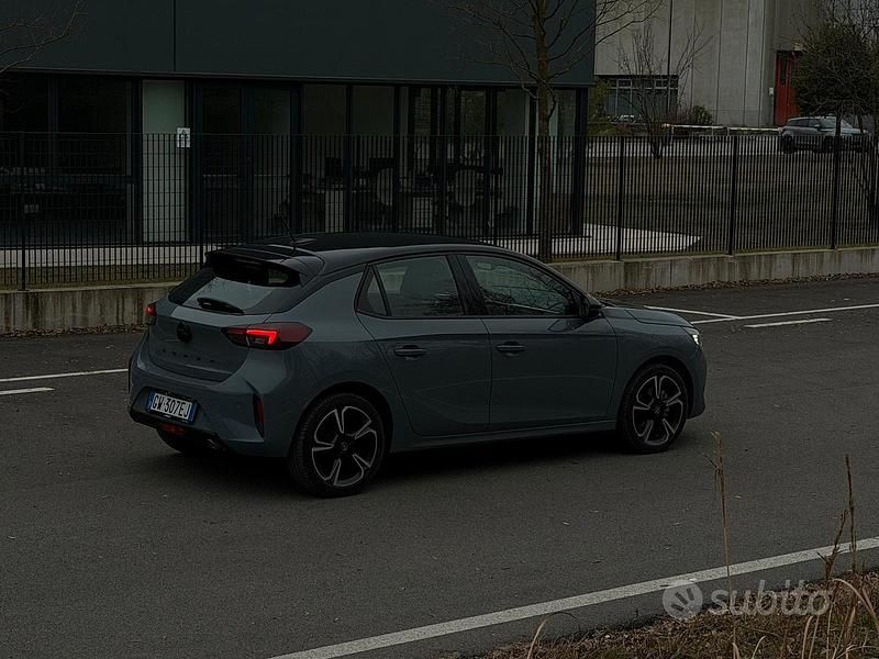 Usata Opel Corsa GS Line 101 CV (74 kW) 2024 Grigio Berlina