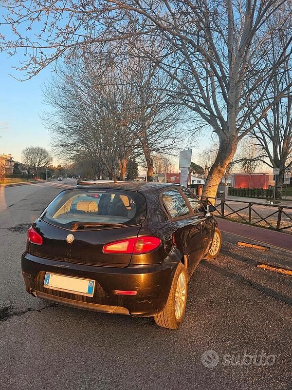 Usata Alfa Romeo 147 120 CV (88 kW) 2006 Blu Utilitaria