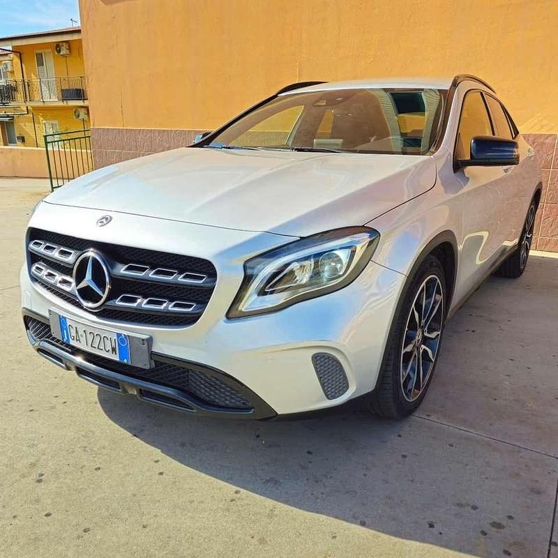 Argento Usata 2019 Mercedes GLA200 Premium SUV | 22.000 € (Buon prezzo) - Immagine 1/4