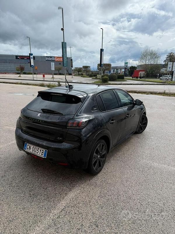 Usata Peugeot 208 GT-line 102 CV (75 kW) 2023 Nero Utilitaria