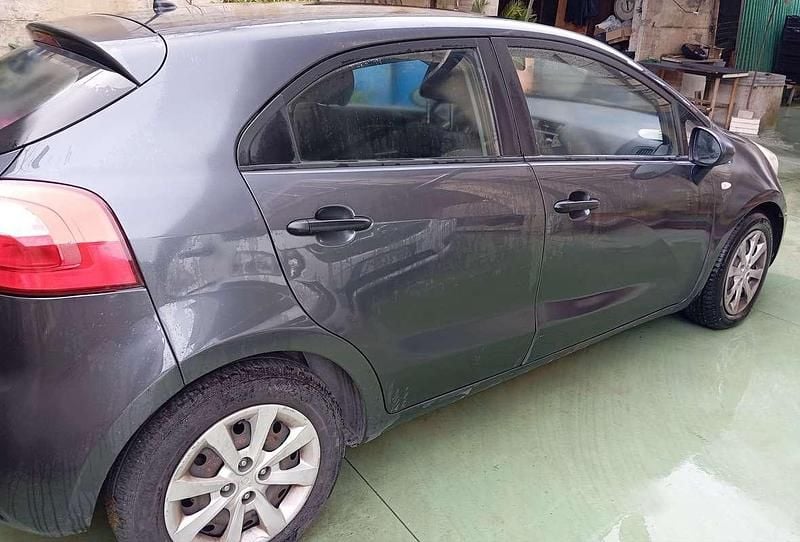 Usata Kia Rio 75 CV (55 kW) 2013 Grigio Berlina