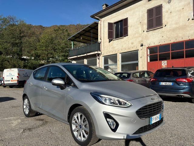 Grigio Usata 2018 Ford Fiesta Titanium Tre volumi | 11.300 € (Cara) - Immagine 1/4