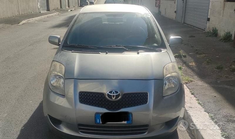 Grigio Usata 2006 Toyota Yaris Tre volumi | 2700 € (Ottimo prezzo) - Immagine 1/4