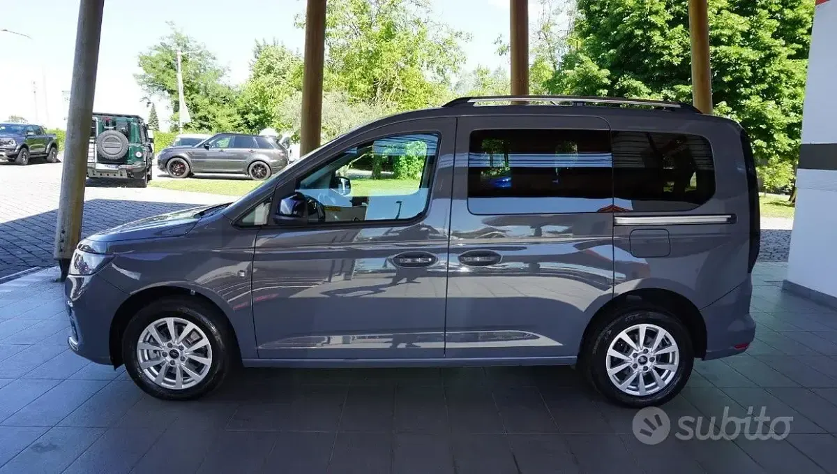 Usata Ford Tourneo Connect Titanium 122 CV (89 kW) 2023 Grigio Monovolume