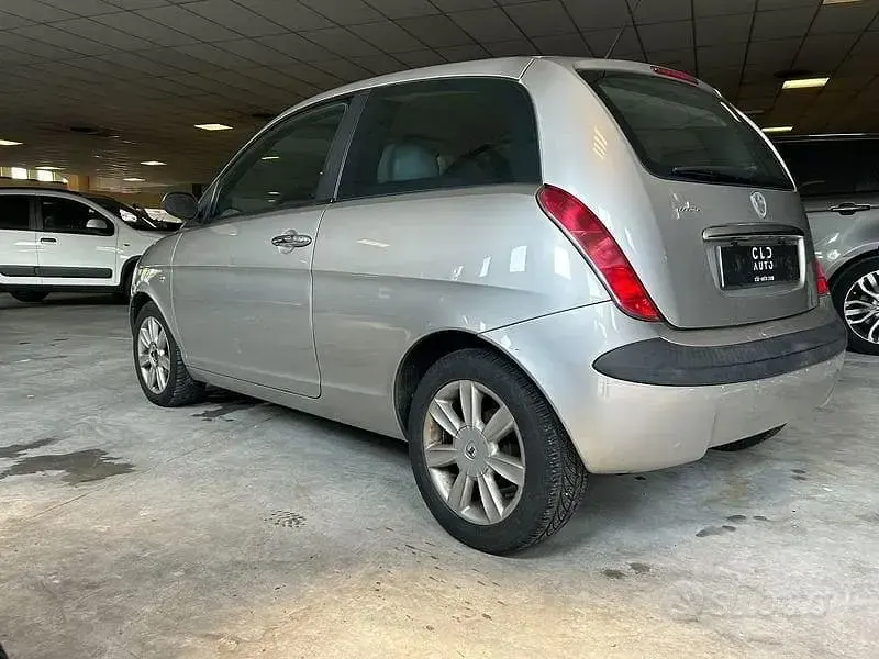 Usata Lancia Ypsilon 80 CV (58 kW) 2004 Grigio Utilitaria