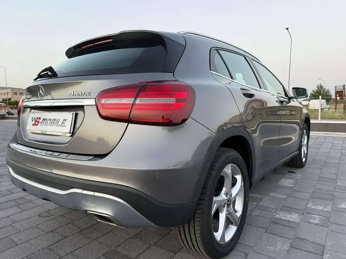 Usata Mercedes GLA200 136 CV (100 kW) 2018 Argento SUV