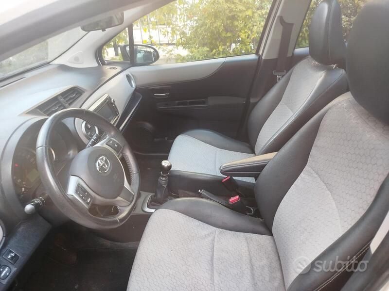 Usata Toyota Yaris 99 CV (72 kW) 2012 Bianco Berlina