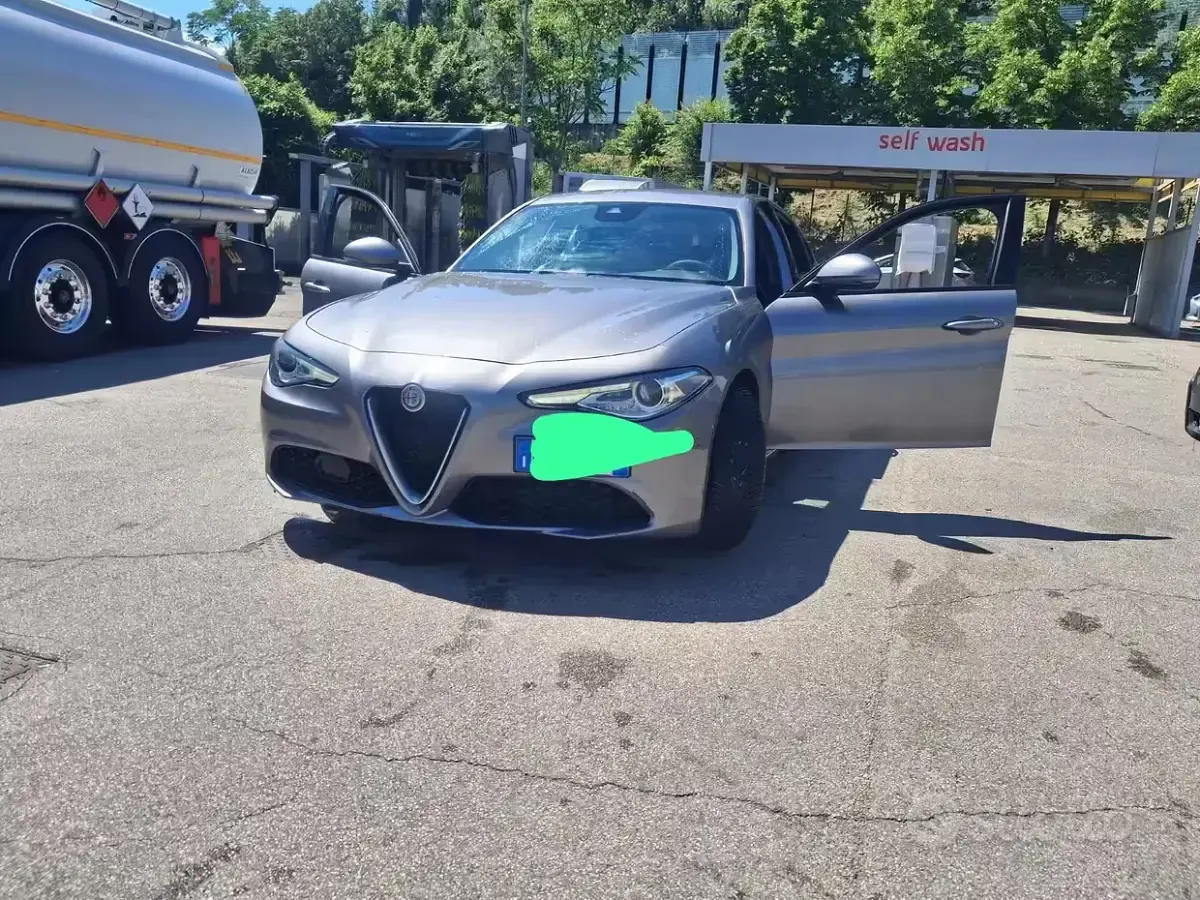 Usata Alfa Romeo Giulia 150 CV (110 kW) 2018 Grigio Berlina