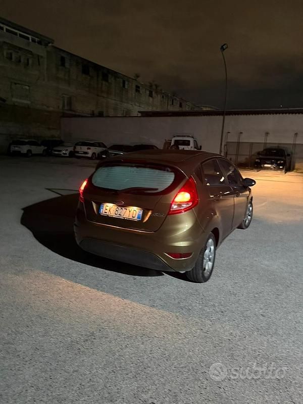 Usata Ford Fiesta 82 CV (60 kW) 2011 Marrone Berlina