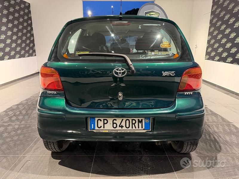 Usata Toyota Yaris 65 CV (47 kW) 2004 Verde Berlina