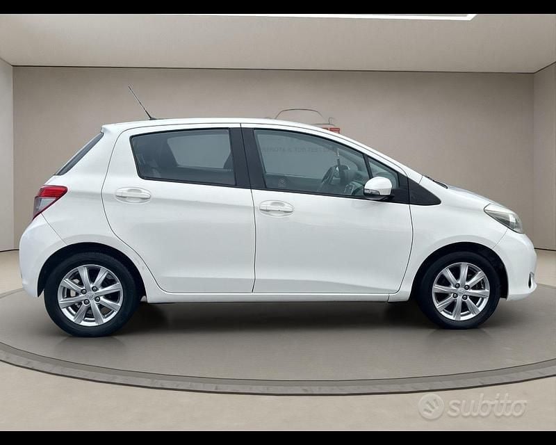 Usata Toyota Yaris Lounge 99 CV (72 kW) 2012 Bianco Berlina