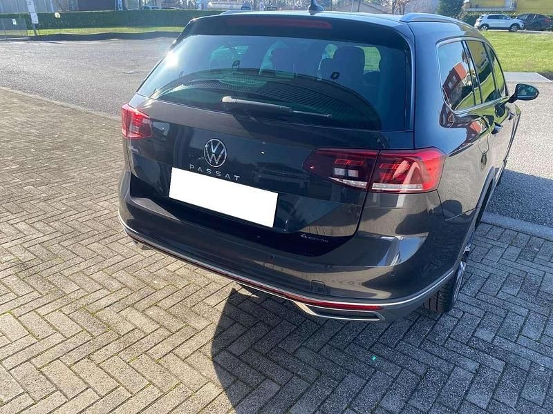 Usata VW Passat Alltrack 200 CV (147 kW) 2023 Grigio Station wagon