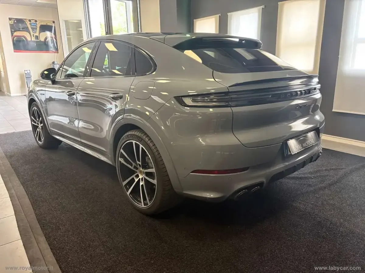 Usata Porsche Cayenne 305 CV (224 kW) 2024 Grigio SUV
